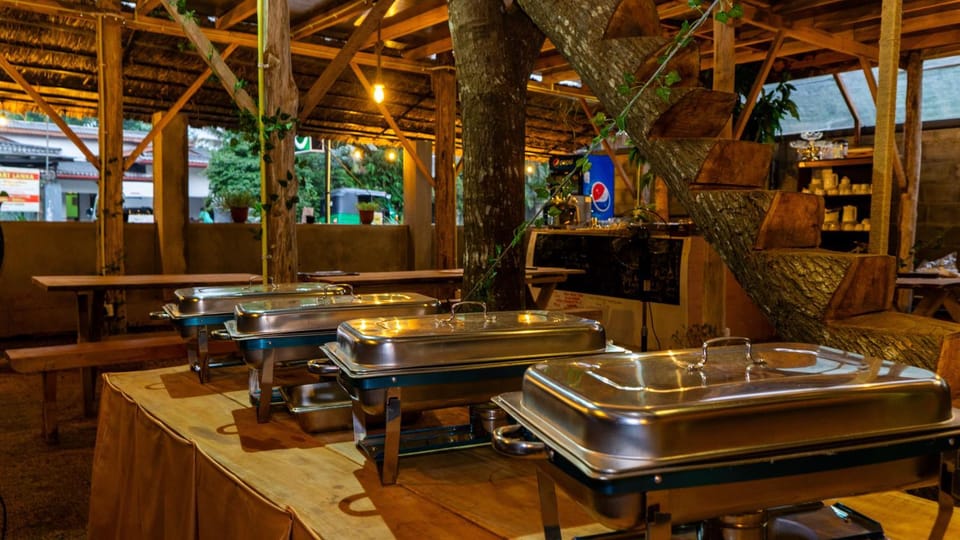 Restaurant/places to eat, Food and drinks, Banquet/Function facilities, Food