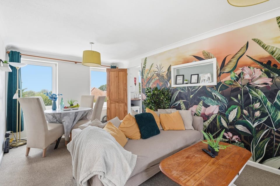 Living room, Photo of the whole room, Decorative detail, Seating area, Dining area
