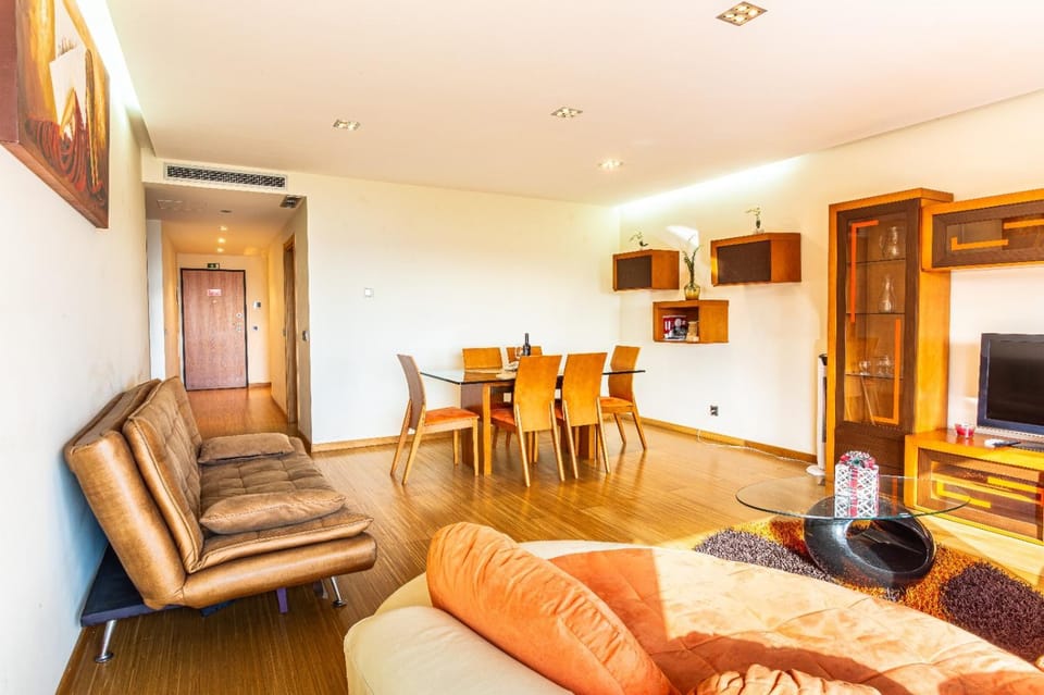 Communal lounge/ TV room, TV and multimedia, Living room, Seating area, Dining area, Evening entertainment