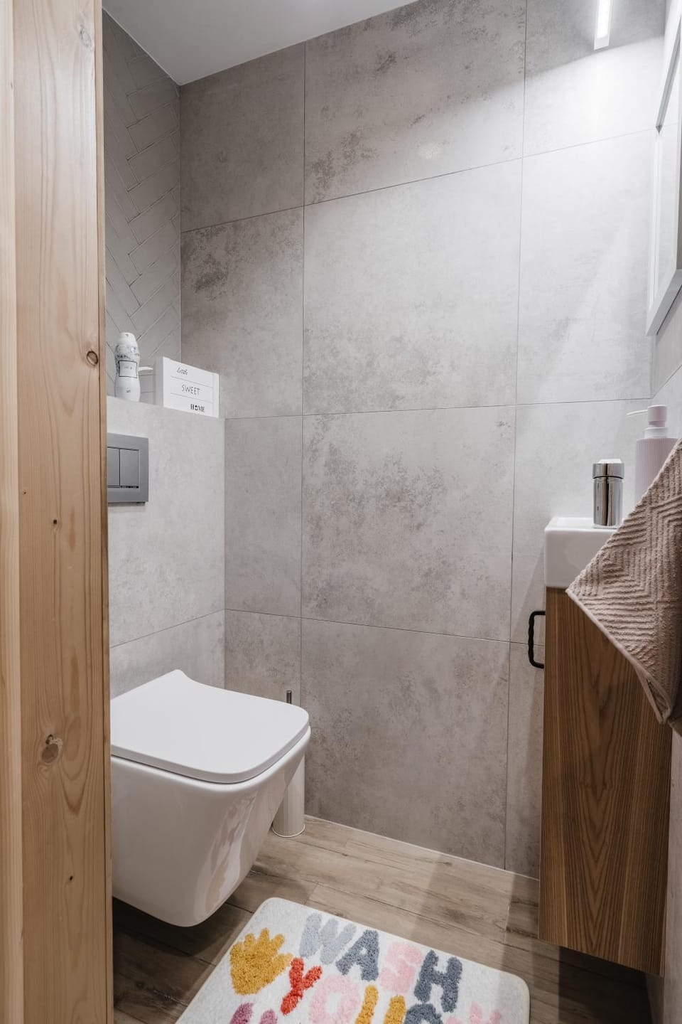 Toilet, towels