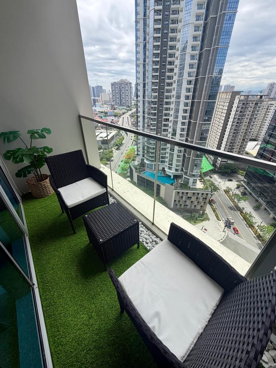 BRAND NEW unit in Uptown BGC with Balcony 55 Inch smart TV and 300Mbps WiFi, with Workspace, Beside Landers, near Uptown Mall and Mitsukoshi Mall Apartment in Makati