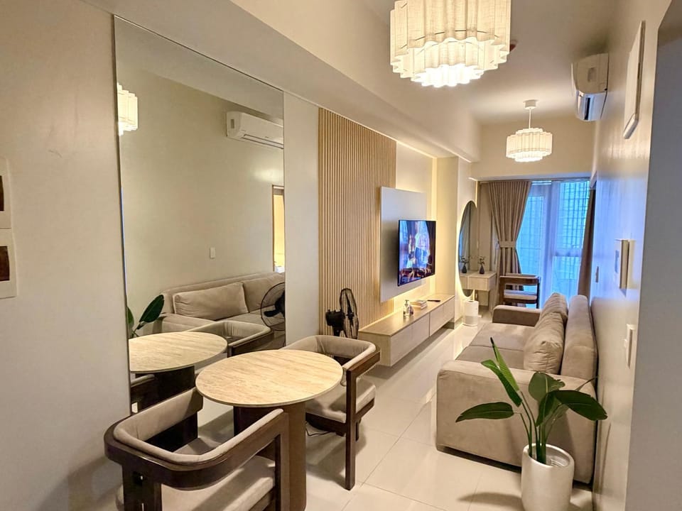 BRAND NEW unit in Uptown BGC with Balcony 55 Inch smart TV and 300Mbps WiFi, with Workspace, Beside Landers, near Uptown Mall and Mitsukoshi Mall Apartment in Makati