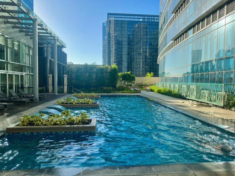 BRAND NEW unit in Uptown BGC with Balcony 55 Inch smart TV and 300Mbps WiFi, with Workspace, Beside Landers, near Uptown Mall and Mitsukoshi Mall Apartment in Makati