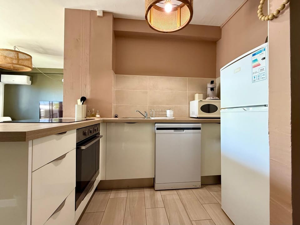 Coffee/tea facilities, dishwasher, microwave, oven, stove, kitchen