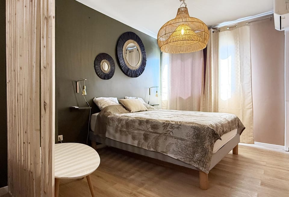 Bed, Night, Photo of the whole room, Decorative detail, Bedroom, wardrobe
