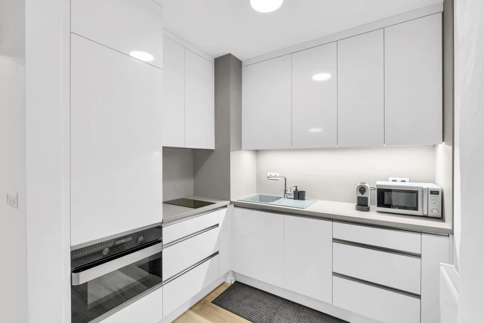 Kitchen or kitchenette, dishwasher, oven, stove