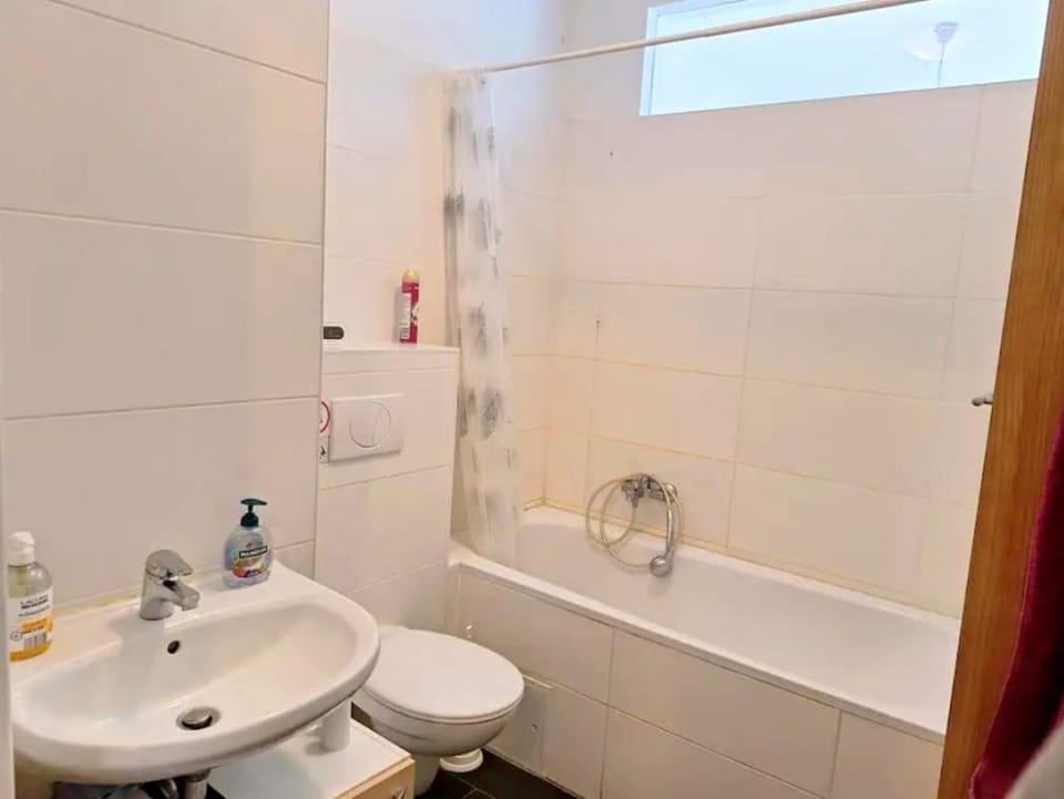 Shower, Toilet, Bathroom, Bath