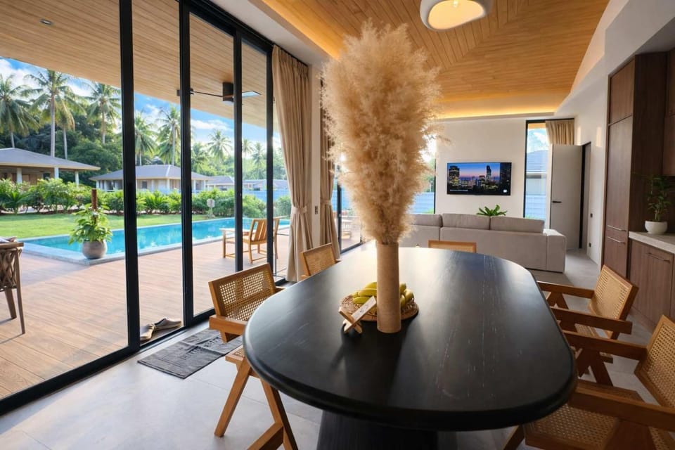 Communal lounge/ TV room, TV and multimedia, Dining area, Pool view, Swimming pool
