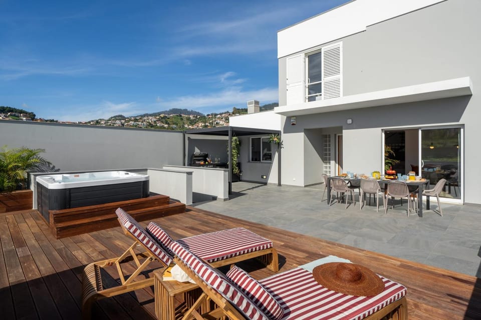 Property building, Day, Balcony/Terrace, Seating area