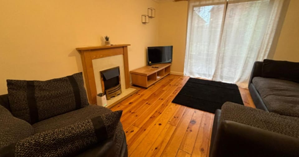 TV and multimedia, Living room, Seating area, Evening entertainment