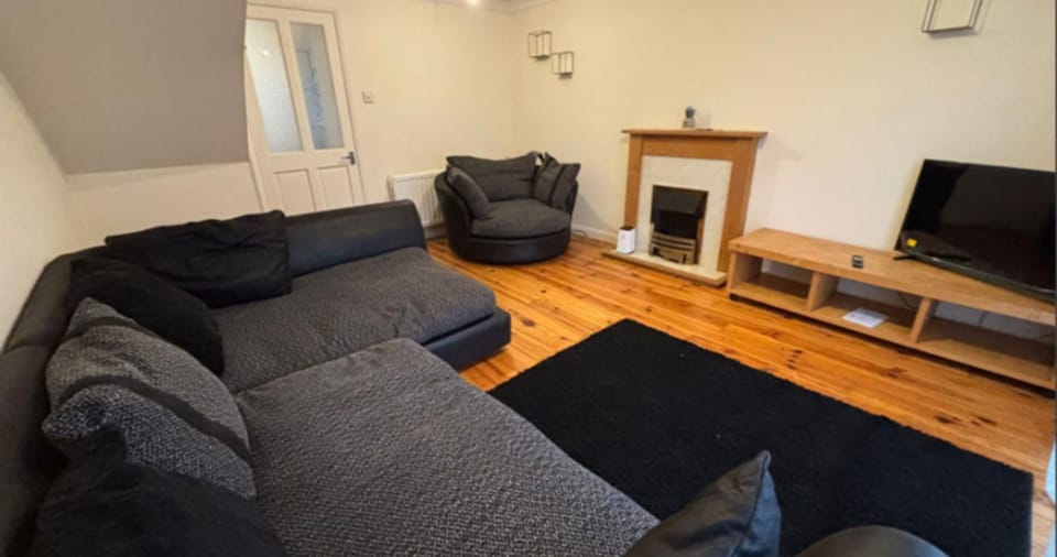 TV and multimedia, Living room, Seating area, Evening entertainment