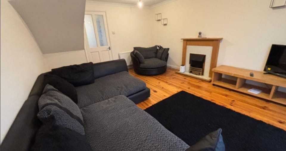 Communal lounge/ TV room, TV and multimedia, Living room, Seating area, Evening entertainment