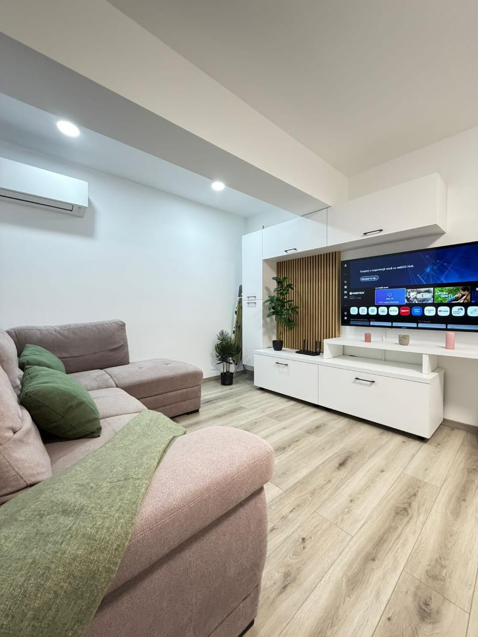 Communal lounge/ TV room, TV and multimedia, Living room, Seating area, Evening entertainment