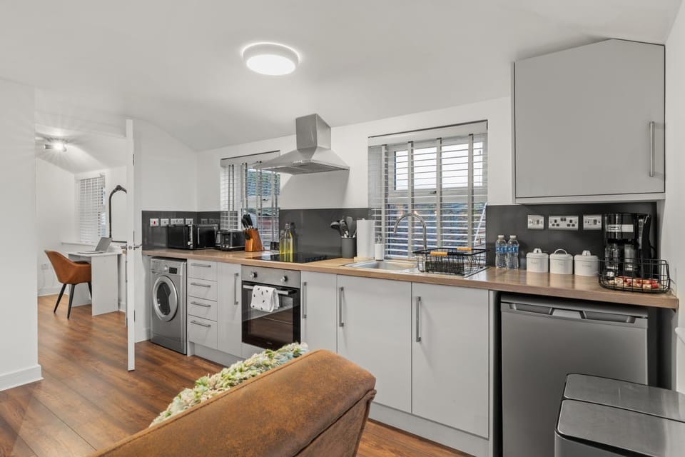 Coffee/tea facilities, Kitchen or kitchenette, oven, stove, toaster, washing machine