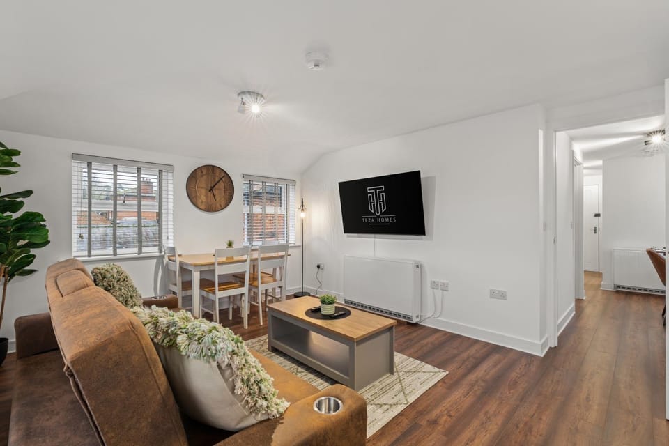 TV and multimedia, Living room, Seating area, Dining area