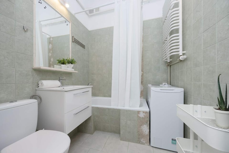 Bathroom, Bath, towels