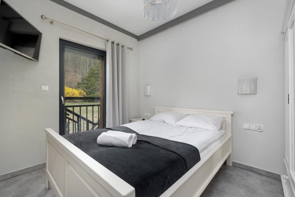 Bed, TV and multimedia, Photo of the whole room, Bedroom, towels