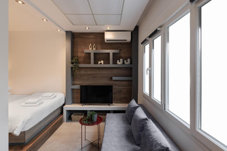 Bed, TV and multimedia, Seating area, air conditioner