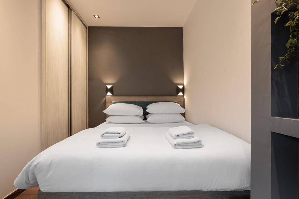 Bed, Bedroom, towels