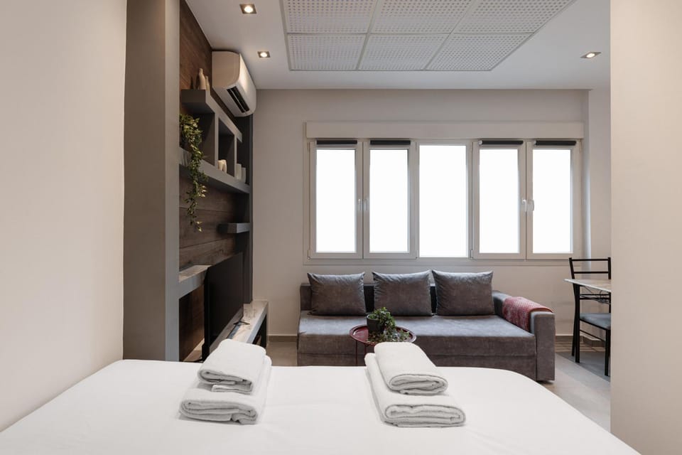 Bed, Photo of the whole room, Seating area, towels