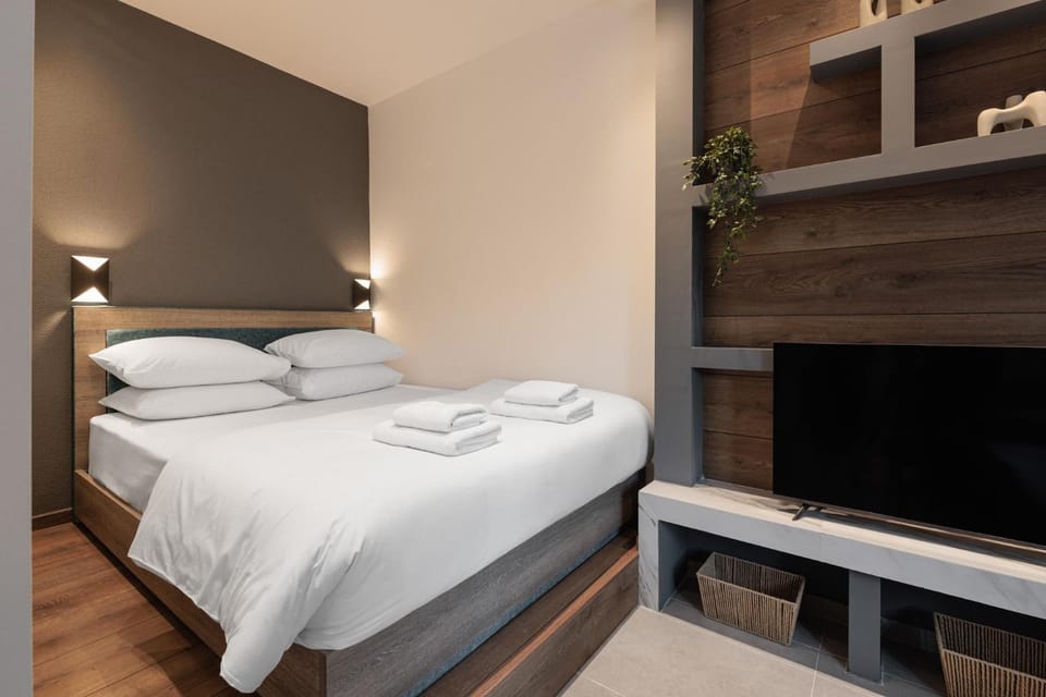 Bed, towels