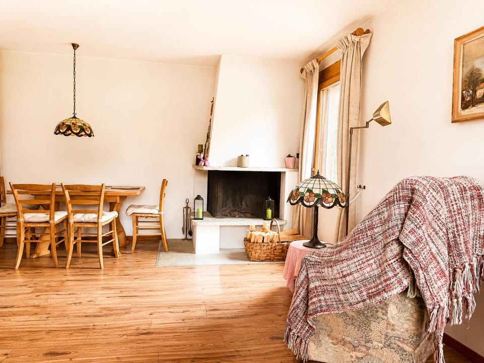 TV and multimedia, Living room, Seating area, Dining area, fireplace, fireplace