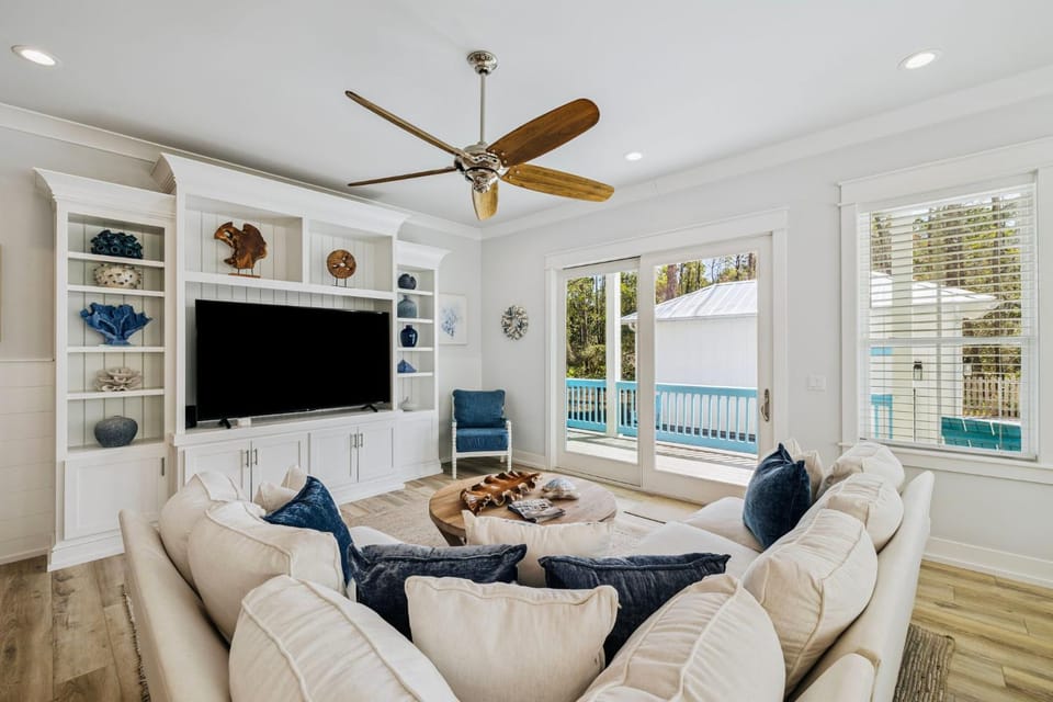 TV and multimedia, Living room, Seating area, Pool view