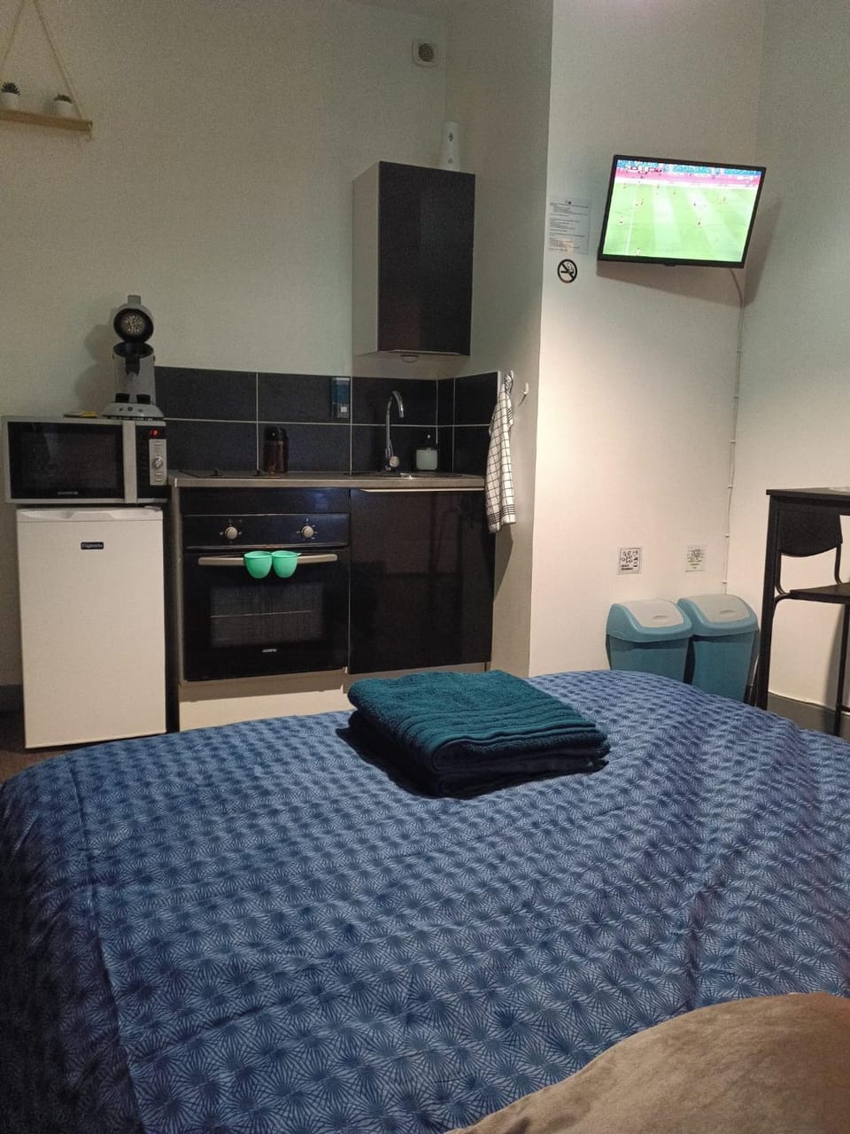 Nearby landmark, Off site, Night, Activities, TV and multimedia, Kitchen or kitchenette, stove, kitchen