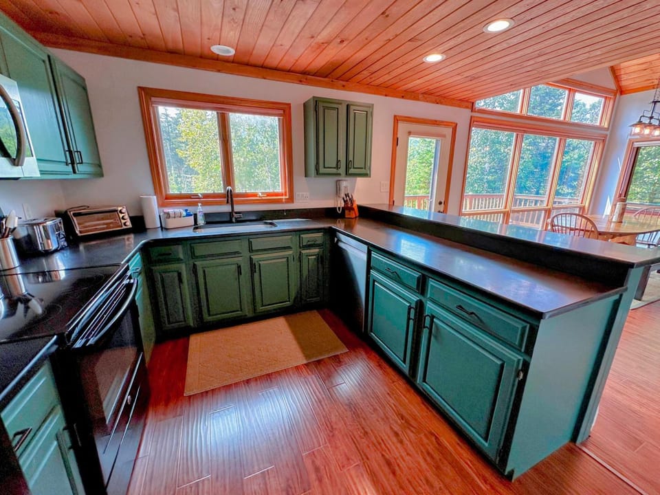 MW58 Renovated Bretton Woods townhome with gorgeous views, AC, Dog Friendly! House in Carroll