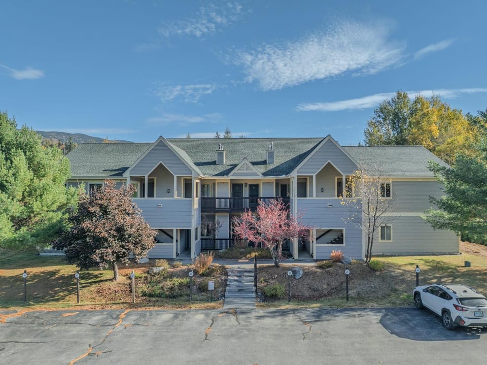 S42 Well appointed Bretton Woods Condo with Deck, Fireplace & Easy Access to Area Activities House in Bretton Woods