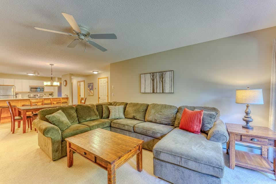 S42 Well appointed Bretton Woods Condo with Deck, Fireplace & Easy Access to Area Activities House in Bretton Woods