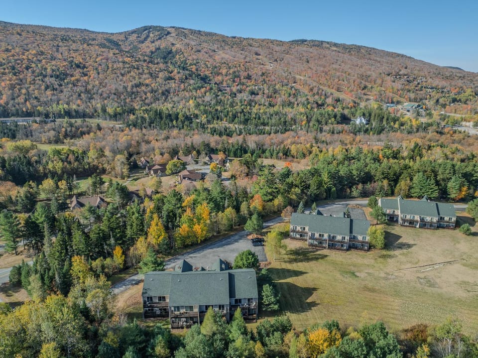 S42 Well appointed Bretton Woods Condo with Deck, Fireplace & Easy Access to Area Activities House in Bretton Woods