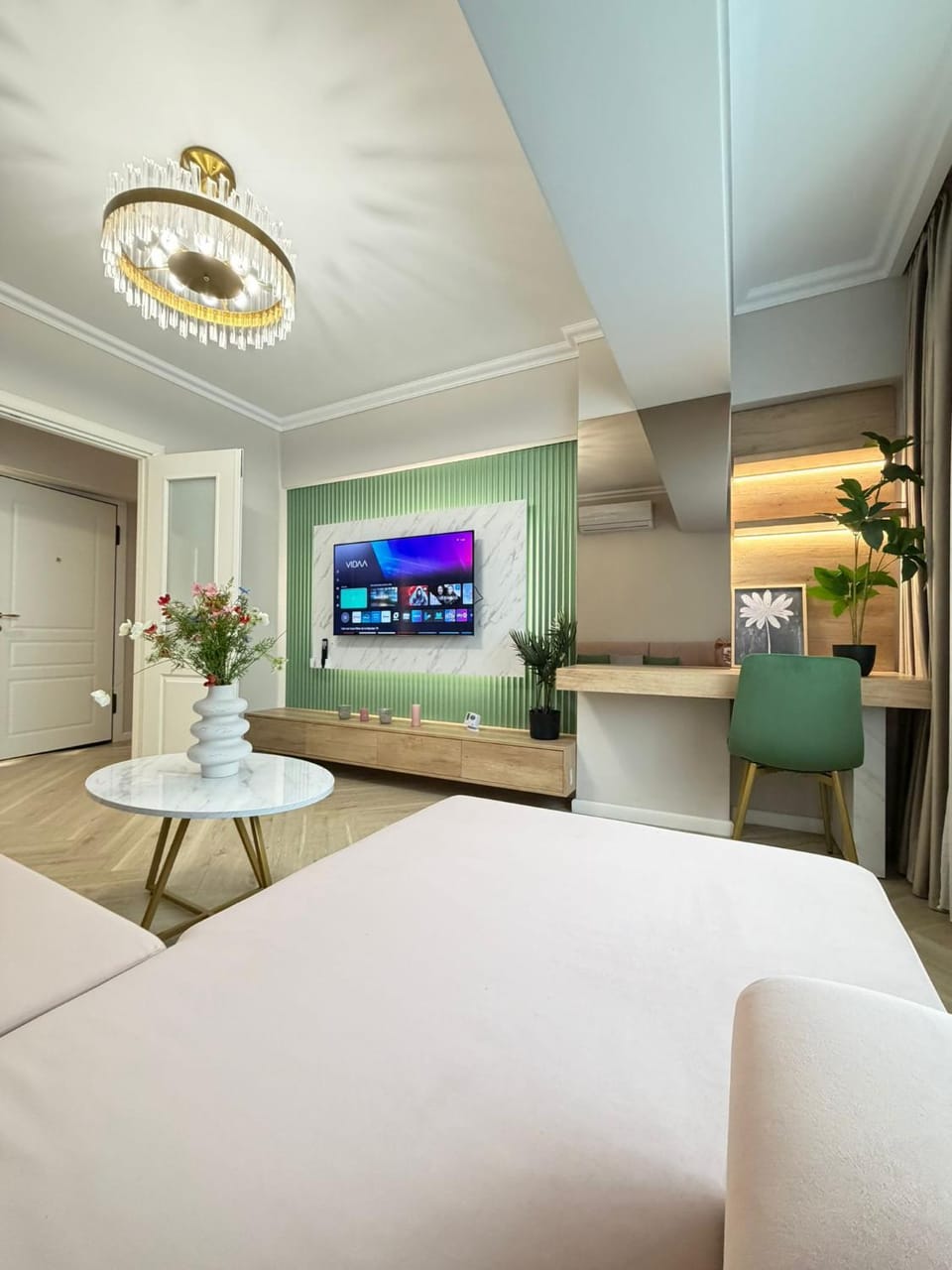 Bed, TV and multimedia, Living room, Photo of the whole room, Seating area, Bedroom