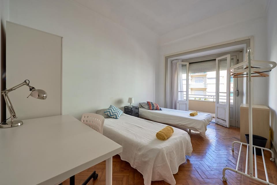 Spacious room with balcony in a Coliving apartment in Alameda Vacation rental in Lisbon