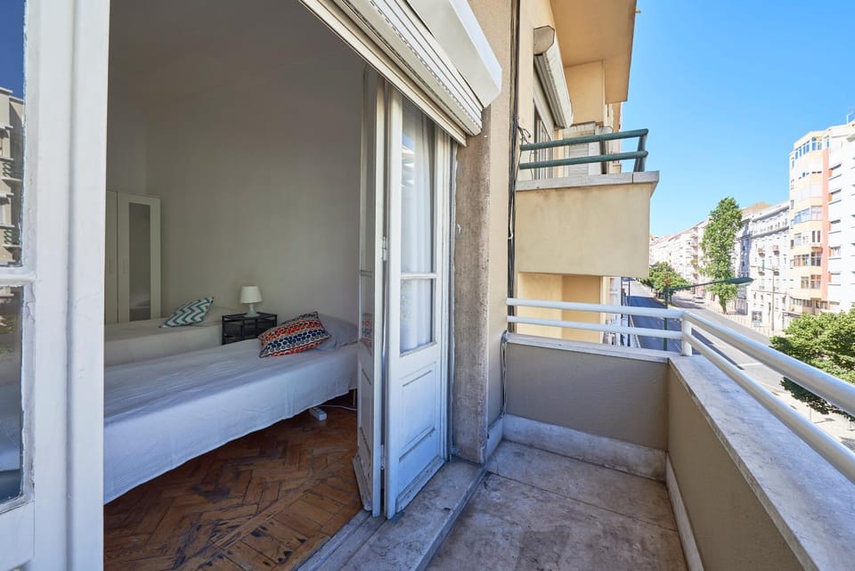 Spacious room with balcony in a Coliving apartment in Alameda Vacation rental in Lisbon