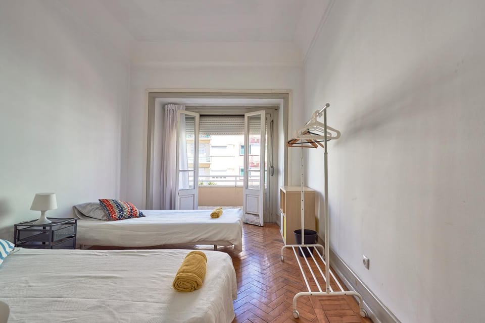 Spacious room with balcony in a Coliving apartment in Alameda Vacation rental in Lisbon