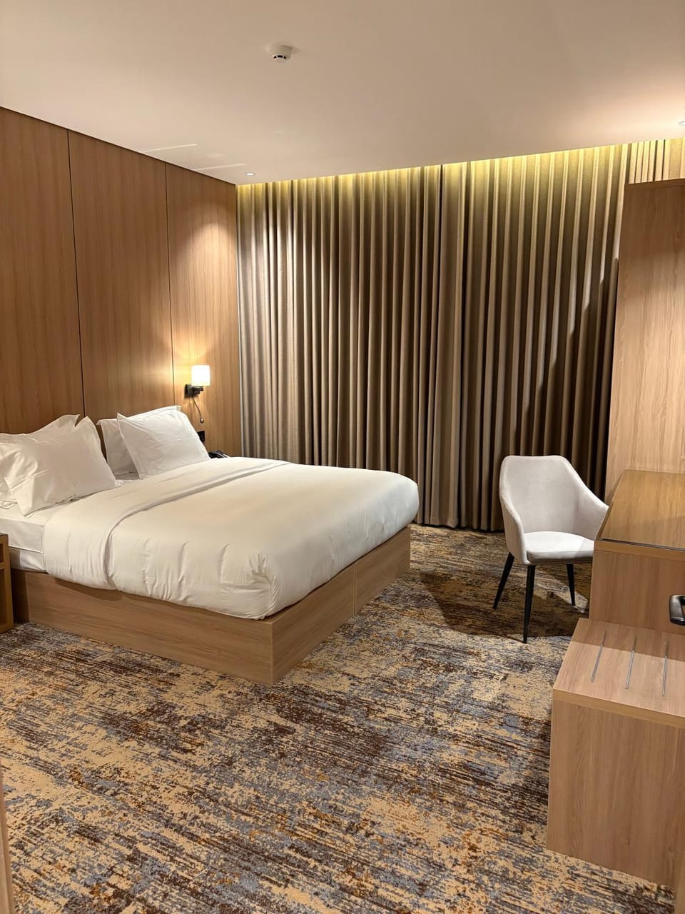 Bed, Photo of the whole room, Bedroom