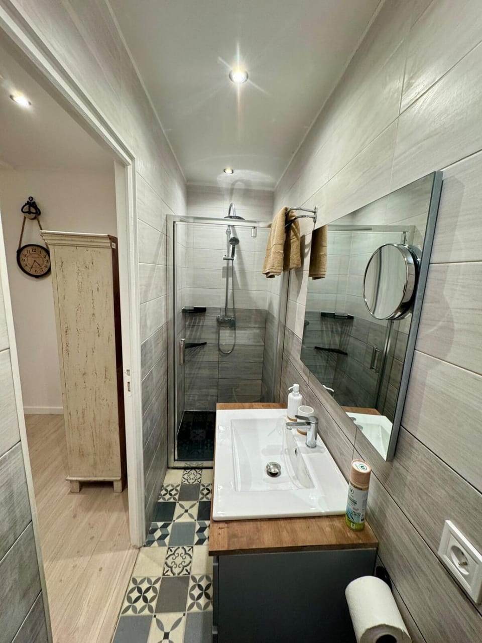 Shower, Toilet, Bathroom, towels