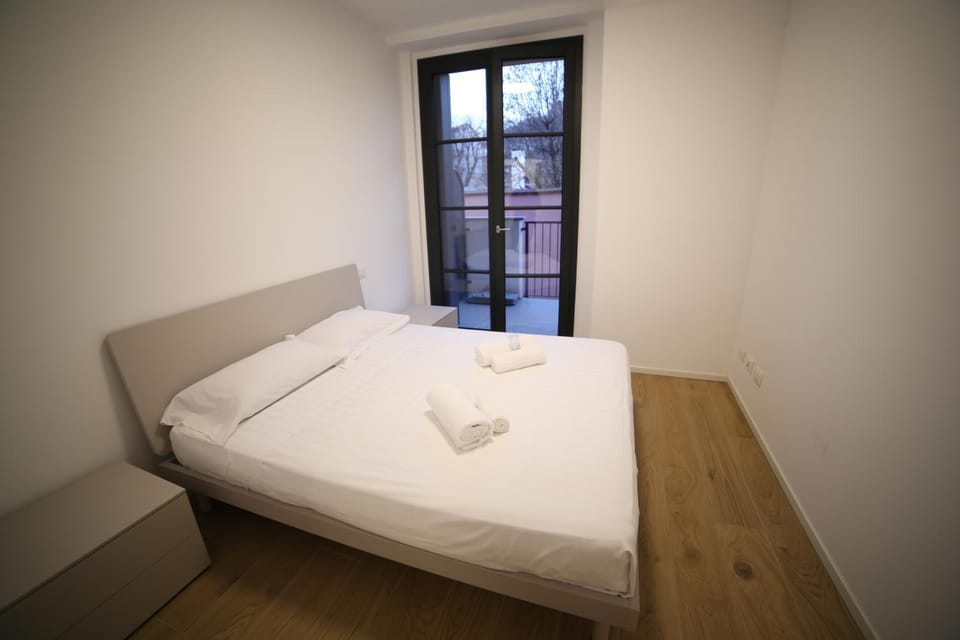 Bed, Photo of the whole room, Bedroom, heating, towels, air conditioner