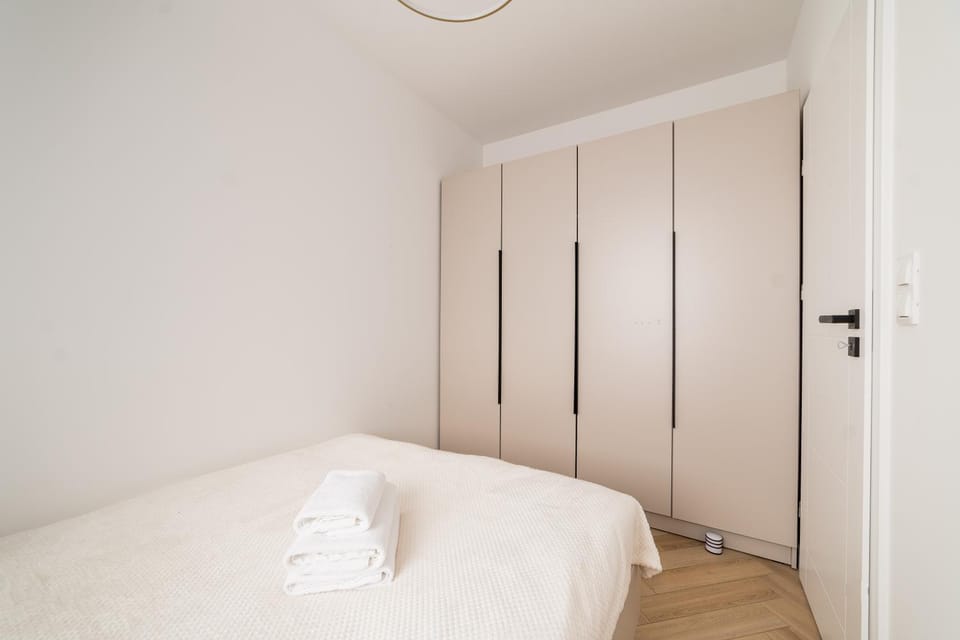 Photo of the whole room, Bedroom, wardrobe