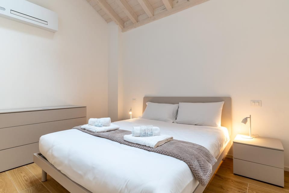Bed, TV and multimedia, Photo of the whole room, Bedroom, heating, air conditioner