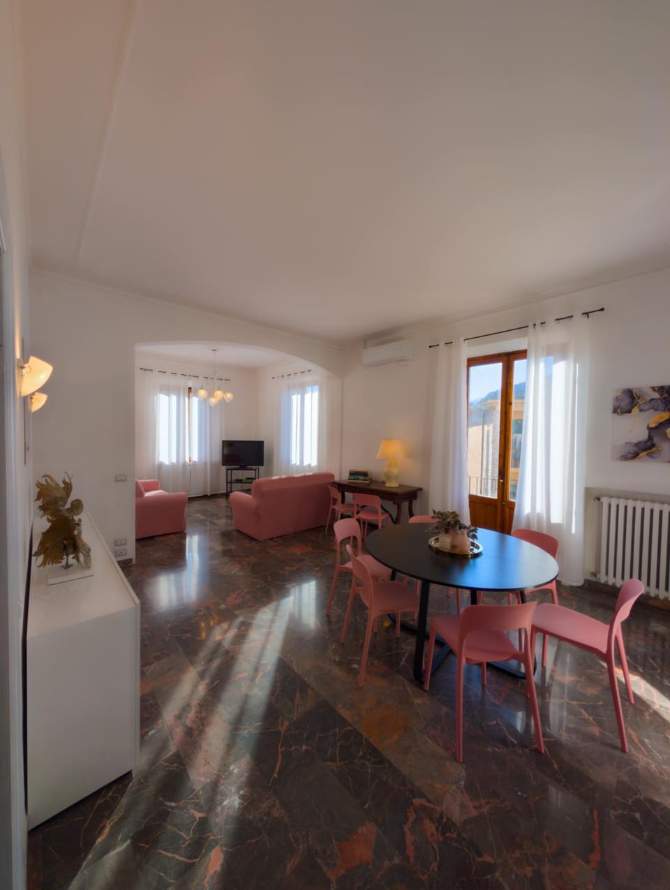 Communal lounge/ TV room, TV and multimedia, Living room, Seating area, Dining area