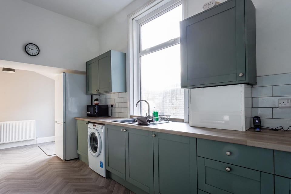 Spacious 4 Bedroom Family & Worker Hub House in Sunderland