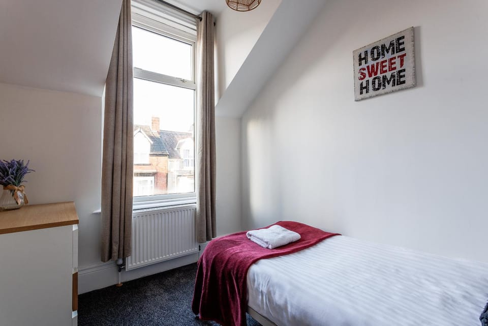 Spacious 4 Bedroom Family & Worker Hub House in Sunderland