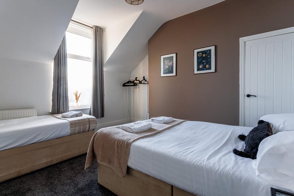 Spacious 4 Bedroom Family & Worker Hub House in Sunderland
