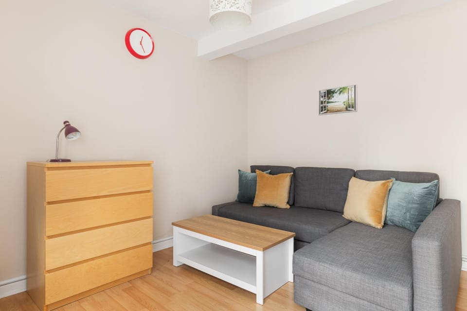New! Comfortable 3BR Flat in Leafy Wandsworth Apartment in London