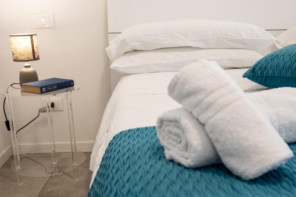 Photo of the whole room, Bedroom, towels