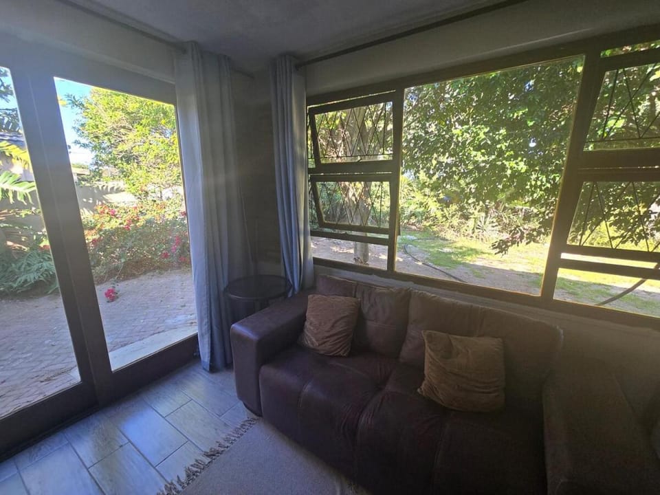 Honeywood Stays "Cozy Corner" - Near Airport, Fast Wi-Fi & Secure Parking Apartment in Port Elizabeth