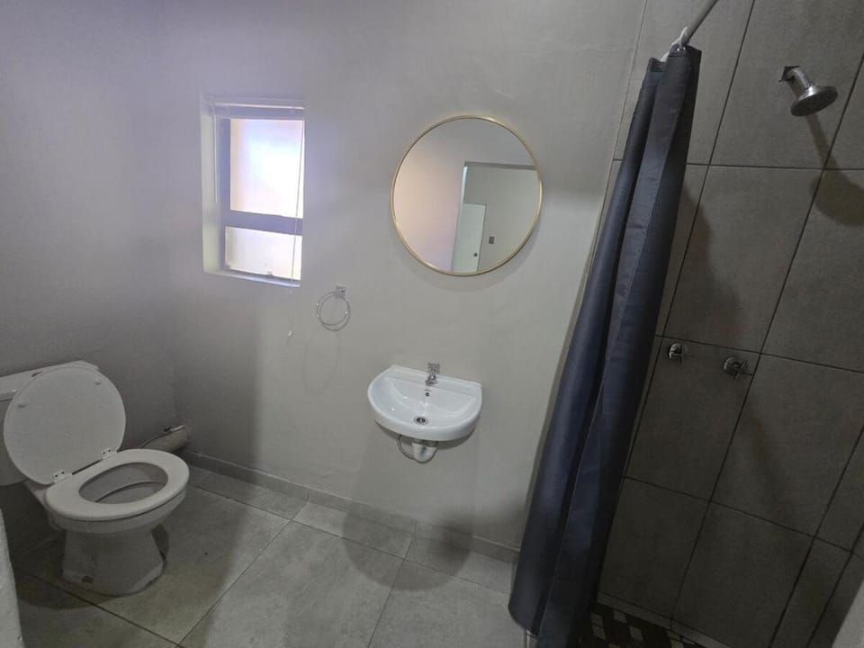 Honeywood Stays "Cozy Corner" - Near Airport, Fast Wi-Fi & Secure Parking Apartment in Port Elizabeth