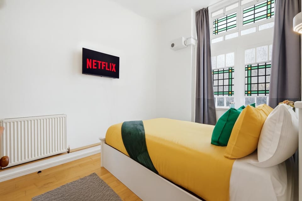 Bed, TV and multimedia, Bedroom, internet, wardrobe